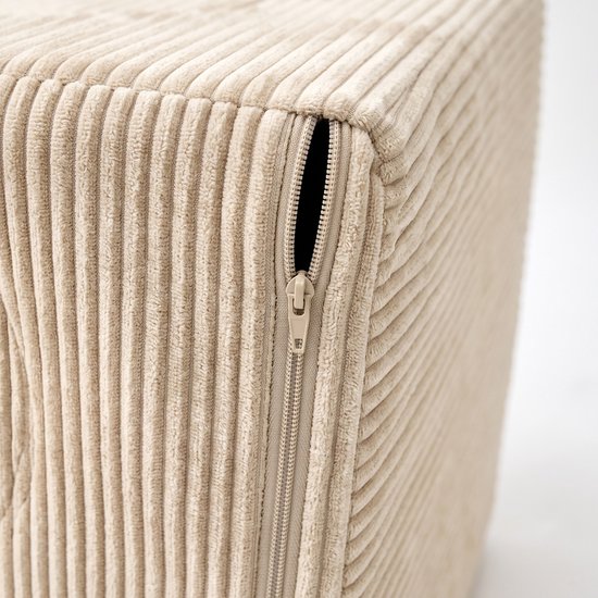 Beige corduroy stof met fijne ribbels en rits op een kubus.