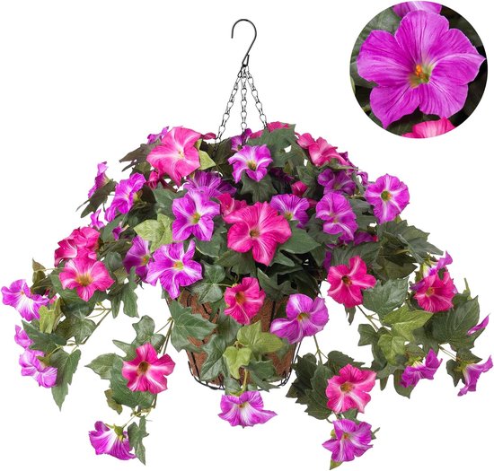 Een hangende mand met roze en paarse petunia's en groen blad. Een close-up toont een enkele paarse bloem.