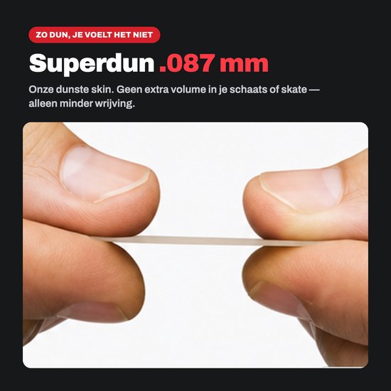 Twee vingers houden een ultradunne, grijze stof vast, 0,087 mm dik.
