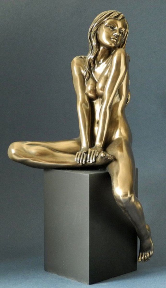 Beeldje parastone - Dame zittend op blok - Bronzen beeld - zittend - 37 cm