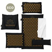 Zwarte spijkermatten en kussens met gouden acupunctuurpunten, inclusief draagtas en een wit doek. "ECO" logo zichtbaar.