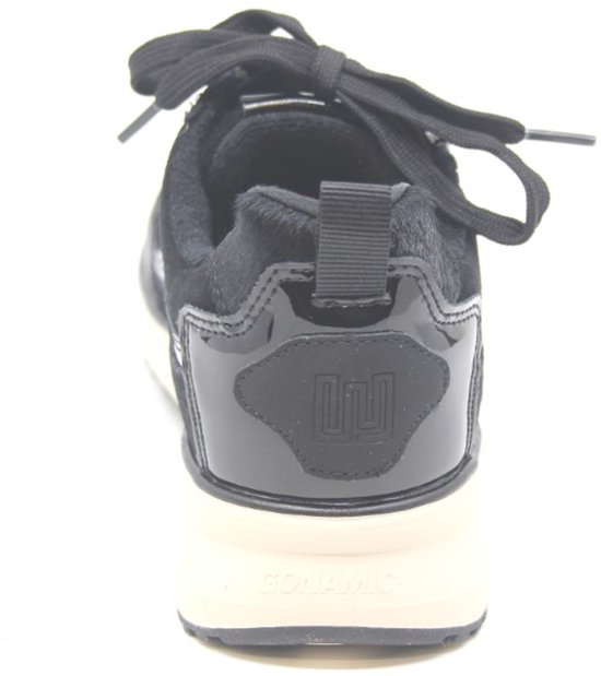Achterkant van een zwarte lage sneaker van Waldlaufer met beige zool en lakdetail.