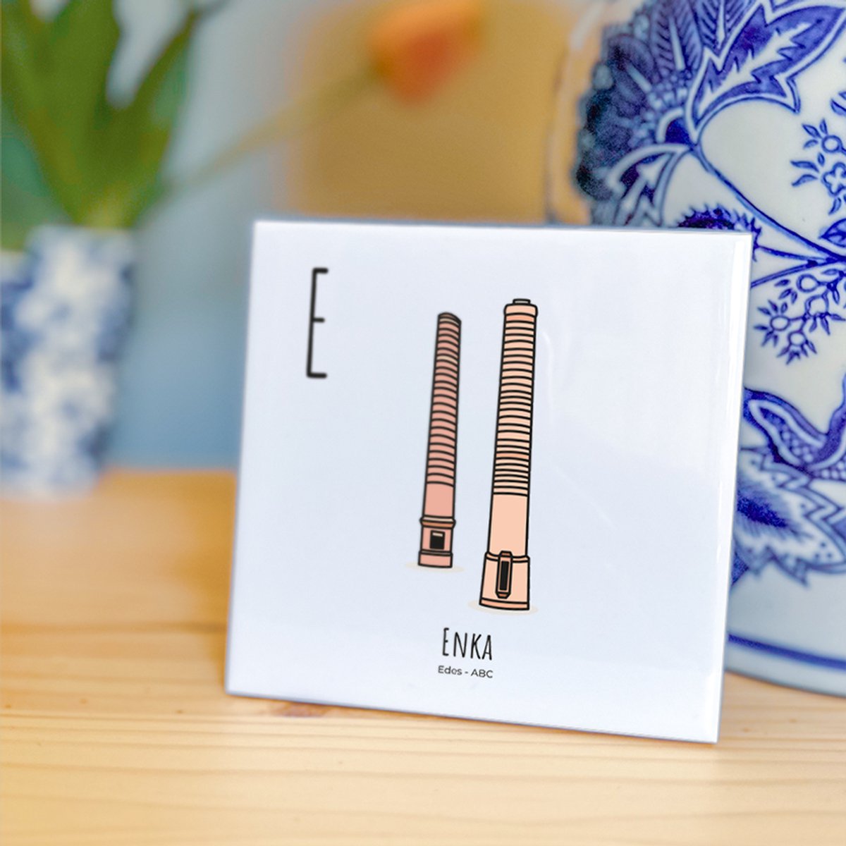 ENKA - ABC tegeltje Ede - Keramiek met Handgetekende Illustratie - Wanddecoratie - Woondecoratie - Relatiegeschenk - Souvenir - 10,8 x 10,8 cm