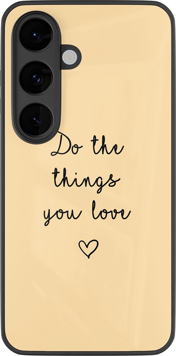 Hoesje geschikt voor Samsung Galaxy S26 - Do the things you love - Luxe Glazen Hardcase - Tekst - Geel