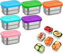 RVS snackboxen met gekleurde siliconen deksels in blauw, groen, oranje, cyaan, paars en roze. Kleine bakjes gevuld met cherrytomaatjes, avocado, salade, worteltjes, komkommer en koekjes.