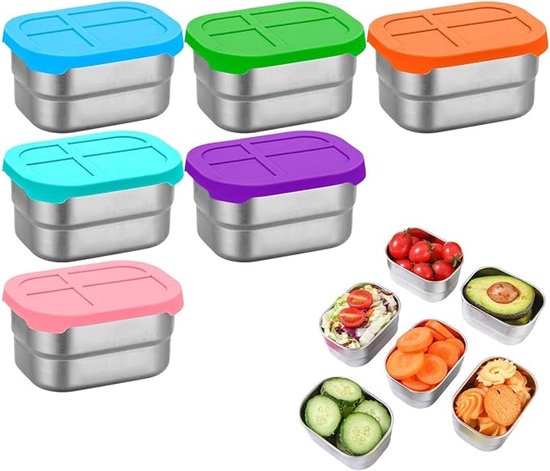 RVS snackboxen met gekleurde siliconen deksels in blauw, groen, oranje, cyaan, paars en roze. Kleine bakjes gevuld met cherrytomaatjes, avocado, salade, worteltjes, komkommer en koekjes.