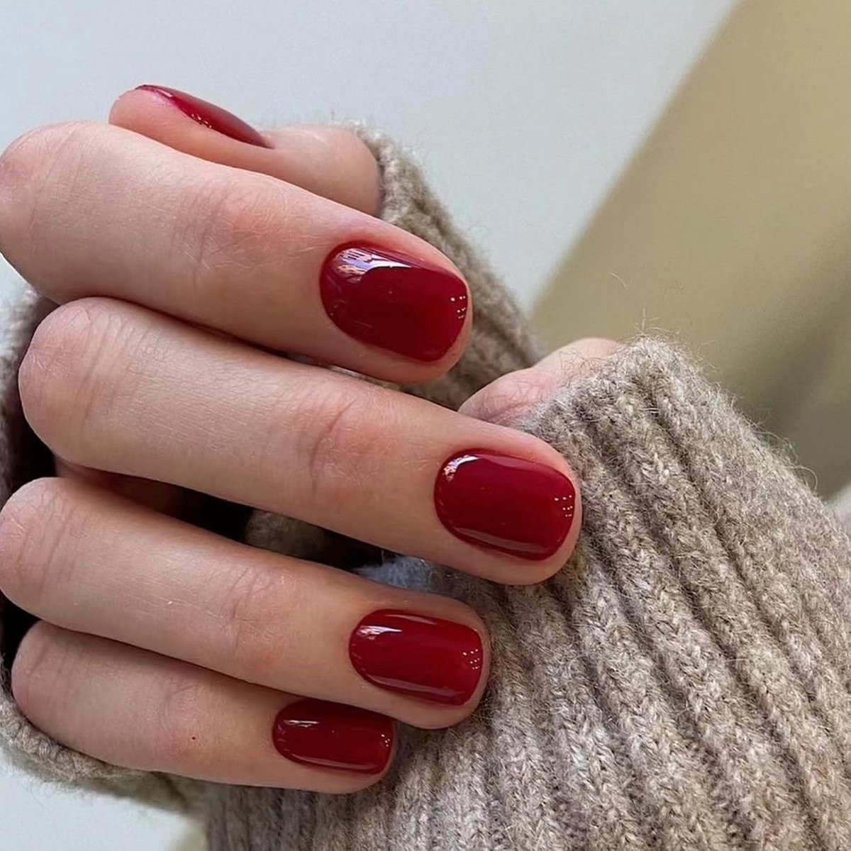 Valse Nagels Kort, Vierkant Franse Press-on Nagels, Heet Rood Glanzend Effen Kleur Volledige Dekking Acryl Lijm op Nagels, Natuurlijk Verwijderbare Elegante Oplijmnagel voor Vrouwen en Meisjes