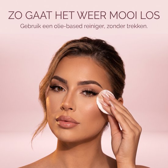 Vrouw verwijdert wimpers met een wattenschijfje. Gebruik olie-reiniger, zonder te trekken.