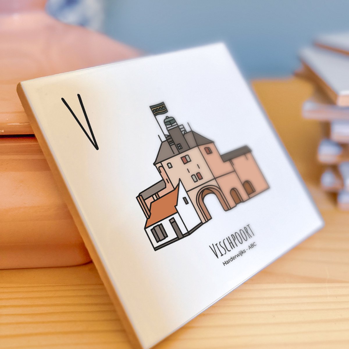 Vischpoort - ABC tegeltje Harderwijk - Keramiek met Handgetekende Illustratie - Wanddecoratie - Woondecoratie - Relatiegeschenk - Souvenir - 10,8 x 10,8 cm