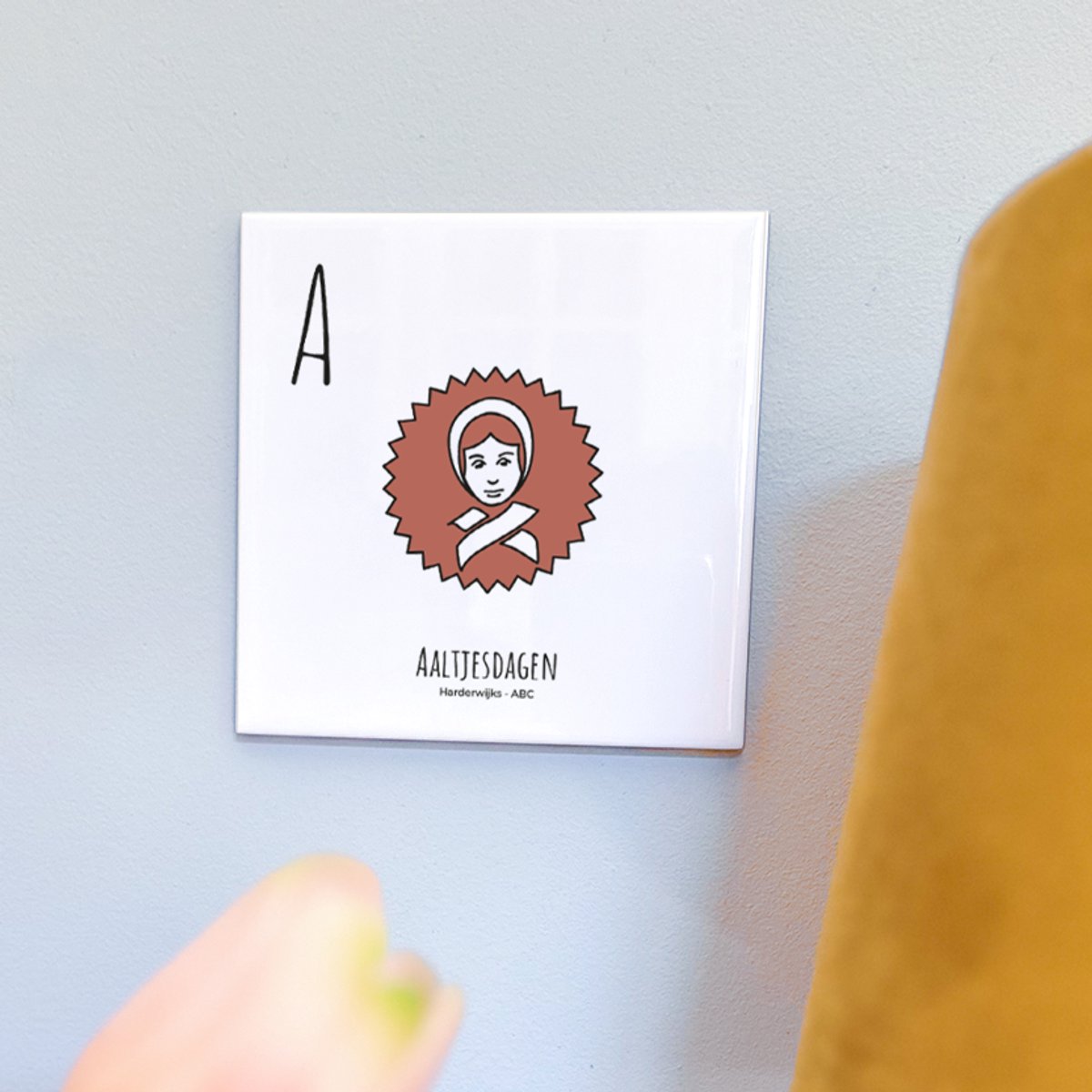 Aaltjesdagen - ABC tegeltje Harderwijk - Keramiek met Handgetekende Illustratie - Wanddecoratie - Woondecoratie - Relatiegeschenk - Souvenir - 10,8 x 10,8 cm