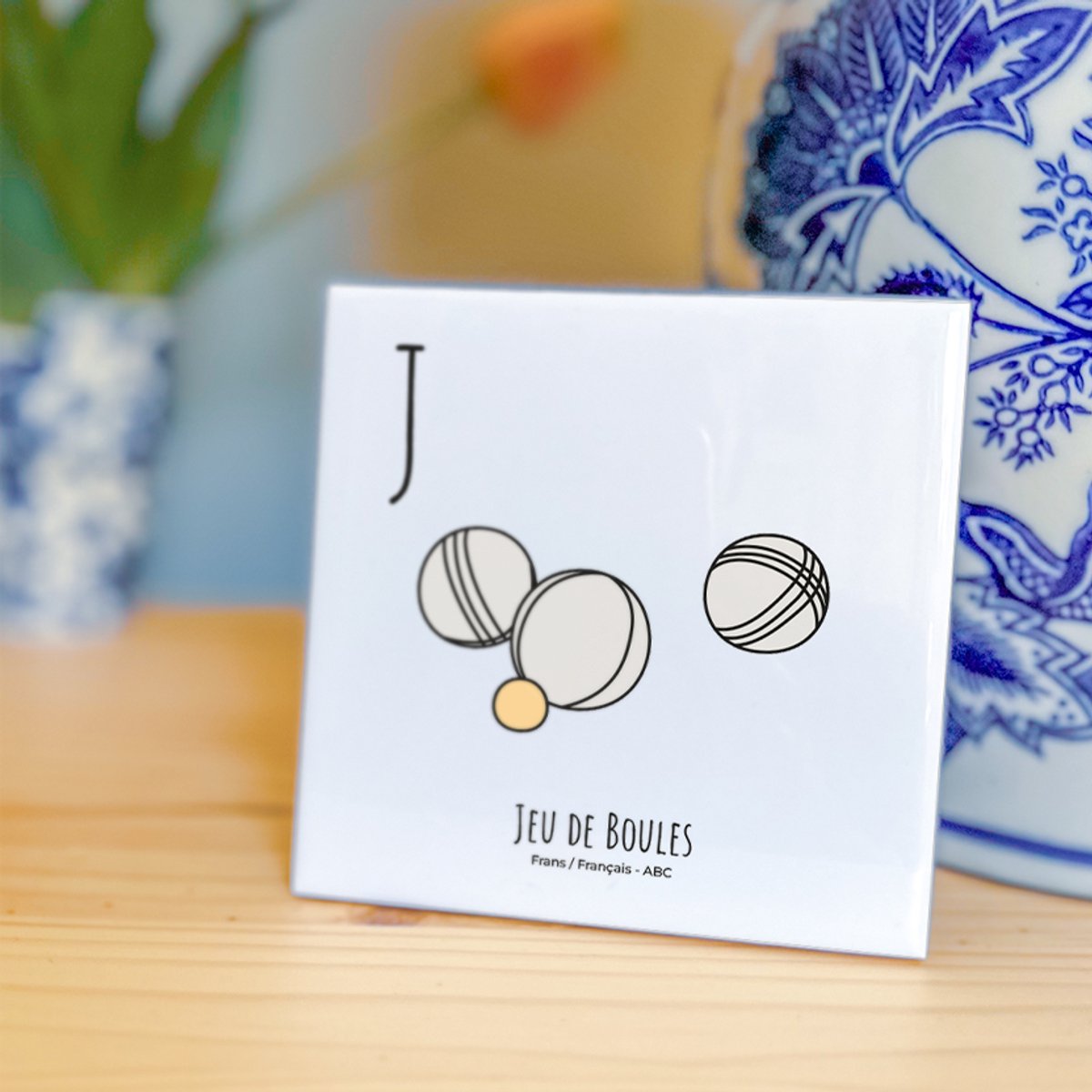 Jeu de Boules - ABC tegeltje Frankrijk-France - Keramiek met Handgetekende Illustratie - Wanddecoratie - Woondecoratie - Relatiegeschenk - Souvenir - 10,8 x 10,8 cm