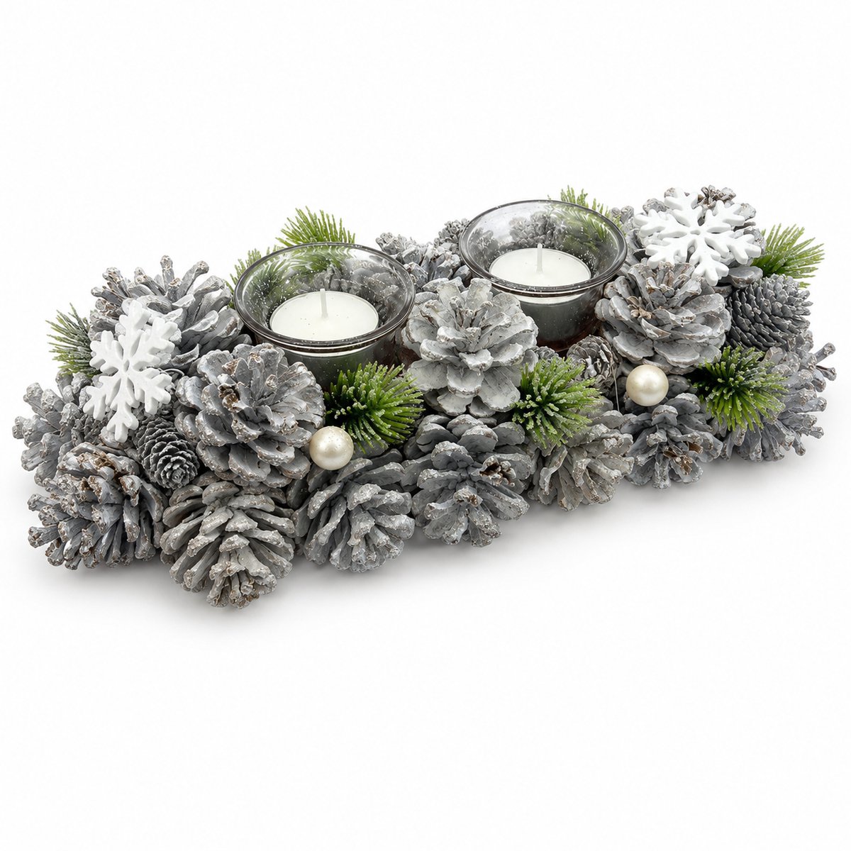 Pearl Kerststuk met 2 Waxinelichthouders – 30 x 13 x 9 cm – Natuurlijk Kerststuk met Dennenappels, Sneeuw en Witte Details – Kerst Tafeldecoratie – Wit en Groen