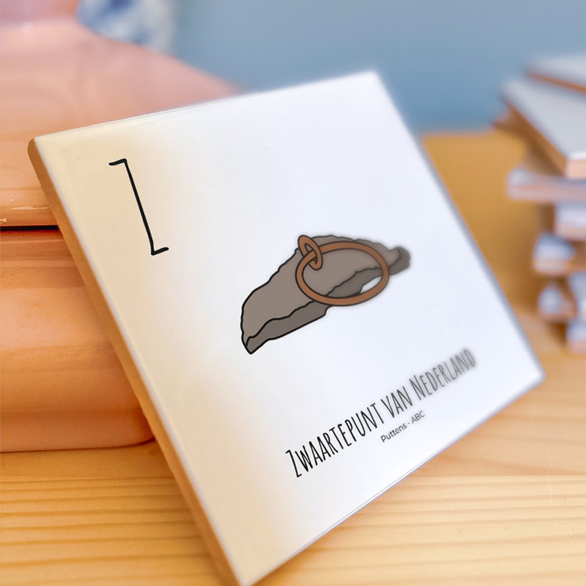Zwaartepunt van Nederland - ABC tegeltje Putten - Keramiek met Handgetekende Illustratie - Wanddecoratie - Woondecoratie - Relatiegeschenk - Souvenir - 10,8 x 10,8 cm