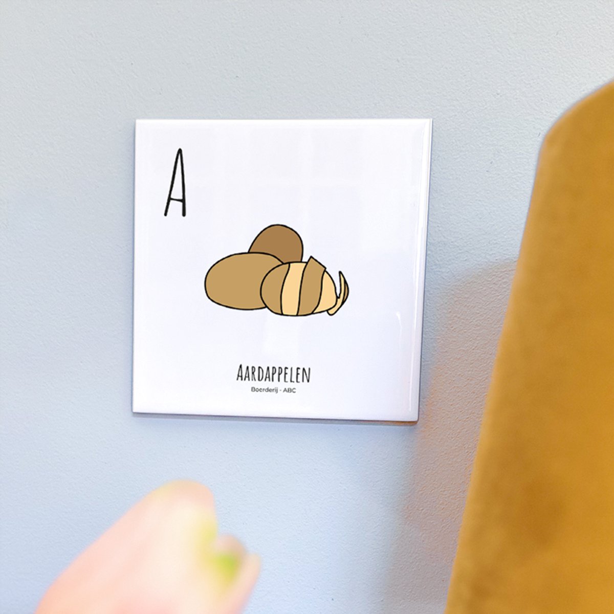 Aardappelen - ABC tegeltje Boerderij - Keramiek met Handgetekende Illustratie - Wanddecoratie - Woondecoratie - Relatiegeschenk - Souvenir - 10,8 x 10,8 cm