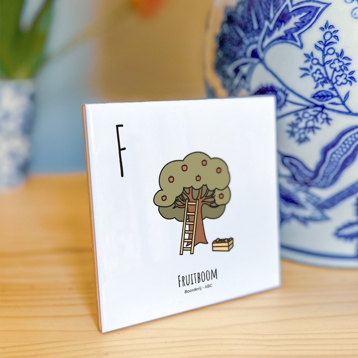 Fruitboom - ABC tegeltje Boerderij - Keramiek met Handgetekende Illustratie - Wanddecoratie - Woondecoratie - Relatiegeschenk - Souvenir - 10,8 x 10,8 cm