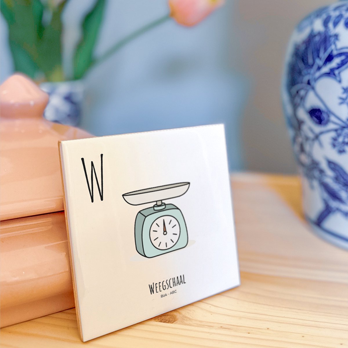 Weegschaal - ABC tegeltje Bakken - Keramiek met Handgetekende Illustratie - Wanddecoratie - Woondecoratie - Relatiegeschenk - Souvenir - 10,8 x 10,8 cm