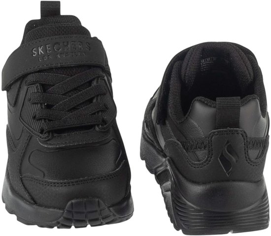 Voor- en achteraanzicht van zwarte Skechers sneakers met 'Skechers Los Angeles' op de klittenband.