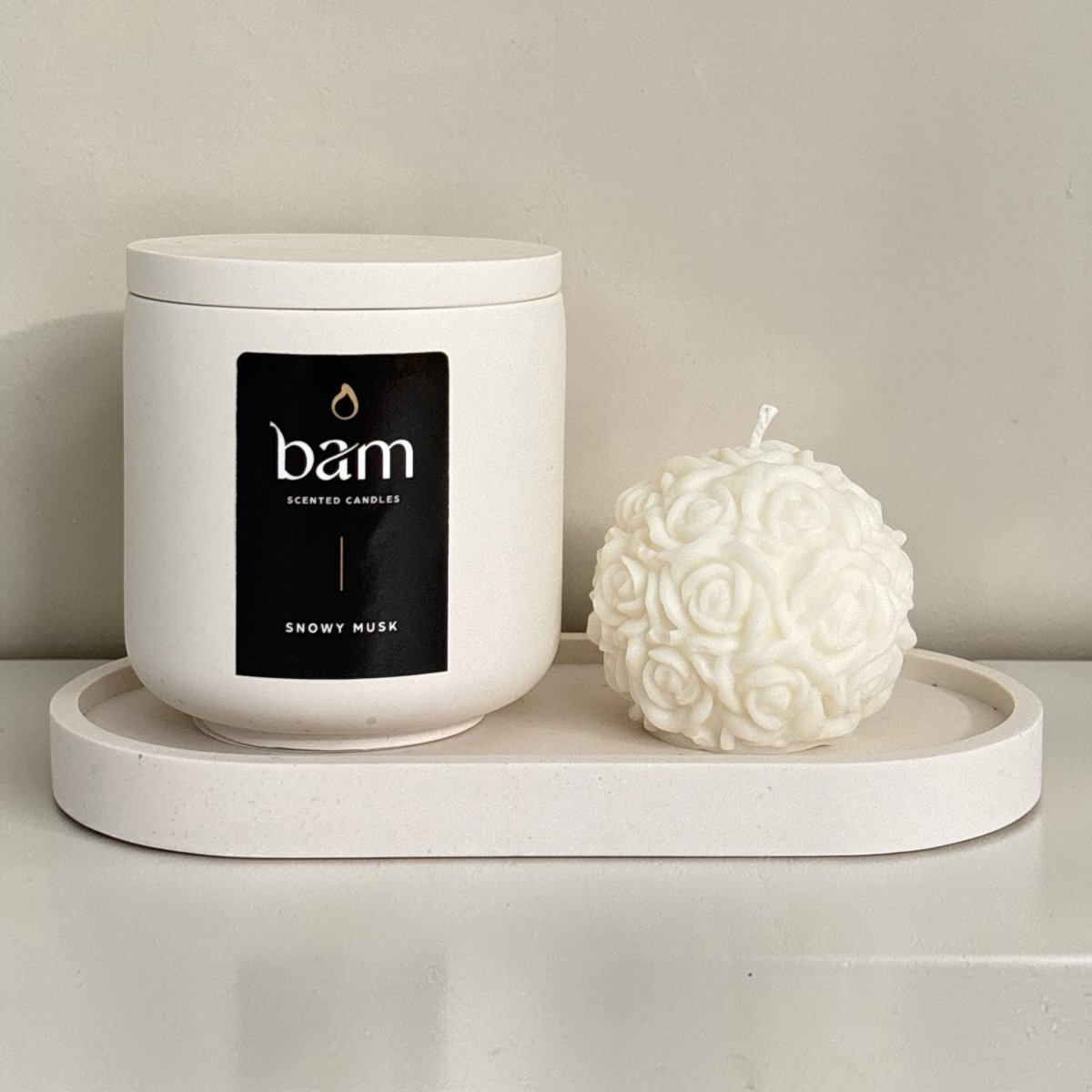BAM Kaarsen Snowy Musk Geschenkset – Geurkaars 140 g met Houten Lont – Handgemaakte Rozenkaars en Wit Ovaal Schaaltje