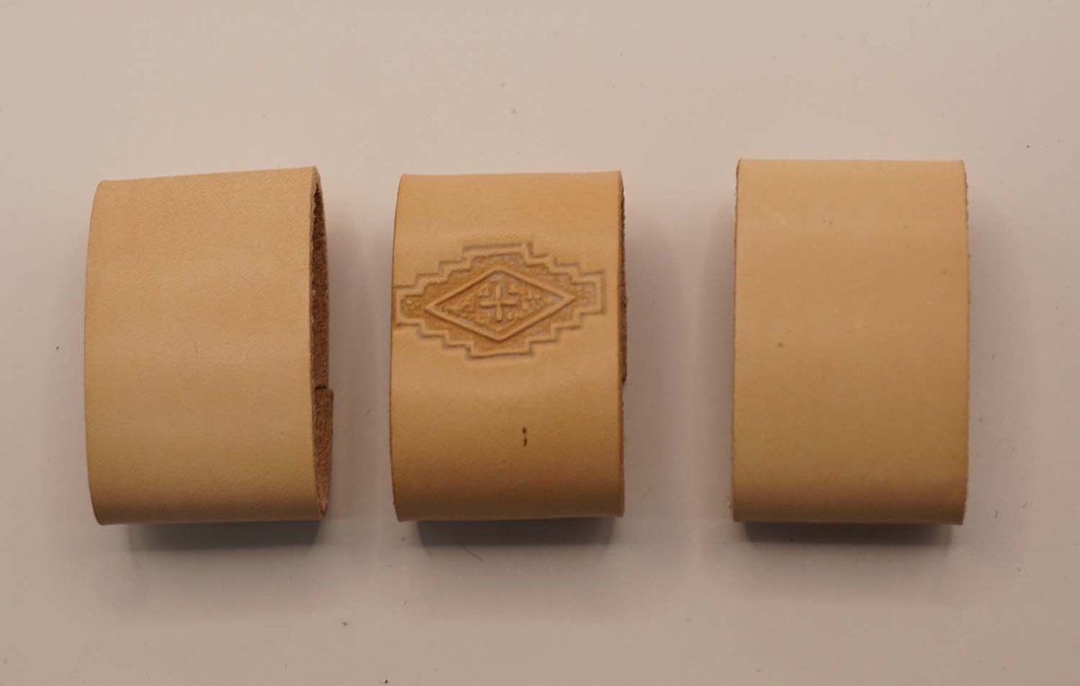 3 Lederen riem lusjes voor broekriem van 4 cm breed 2x uni, 1x siermotief - riem lusjes die je zelf kunt verven - riem lusje vervangen omdat die verloren is - riem repareren met nieuw lusje - centuur lusje repareren - leer lusje