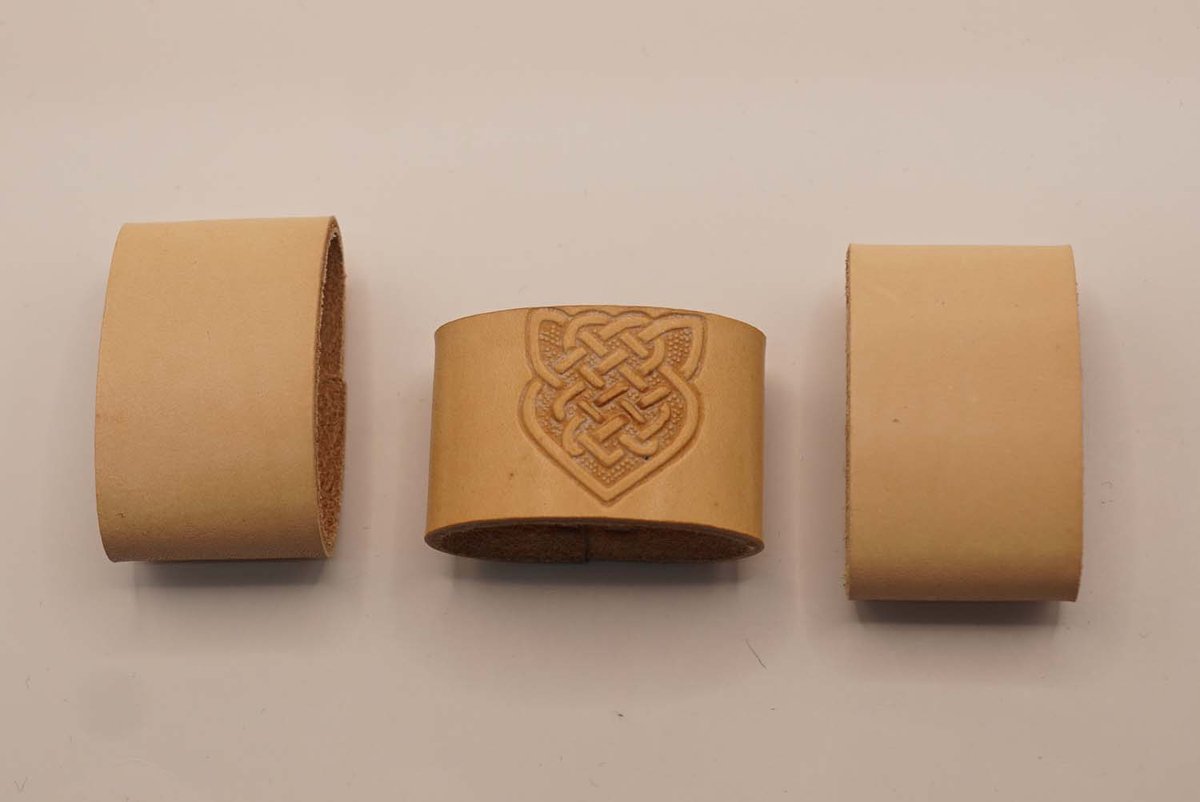 3 Lederen riem lusjes voor broekriem van 4 cm breed 2x uni, 1x knoop in pijl vorm - riem lusjes die je zelf kunt verven - riem lusje vervangen omdat die verloren is - riem repareren met nieuw lusje - centuur lusje repareren - leer lusje