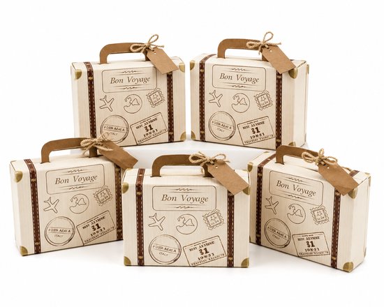 Vijf retro koffer-vormige cadeaudoosjes met 'Bon Voyage' tekst, vliegtuig- en postzegelafbeeldingen. Beiges met bruine details.