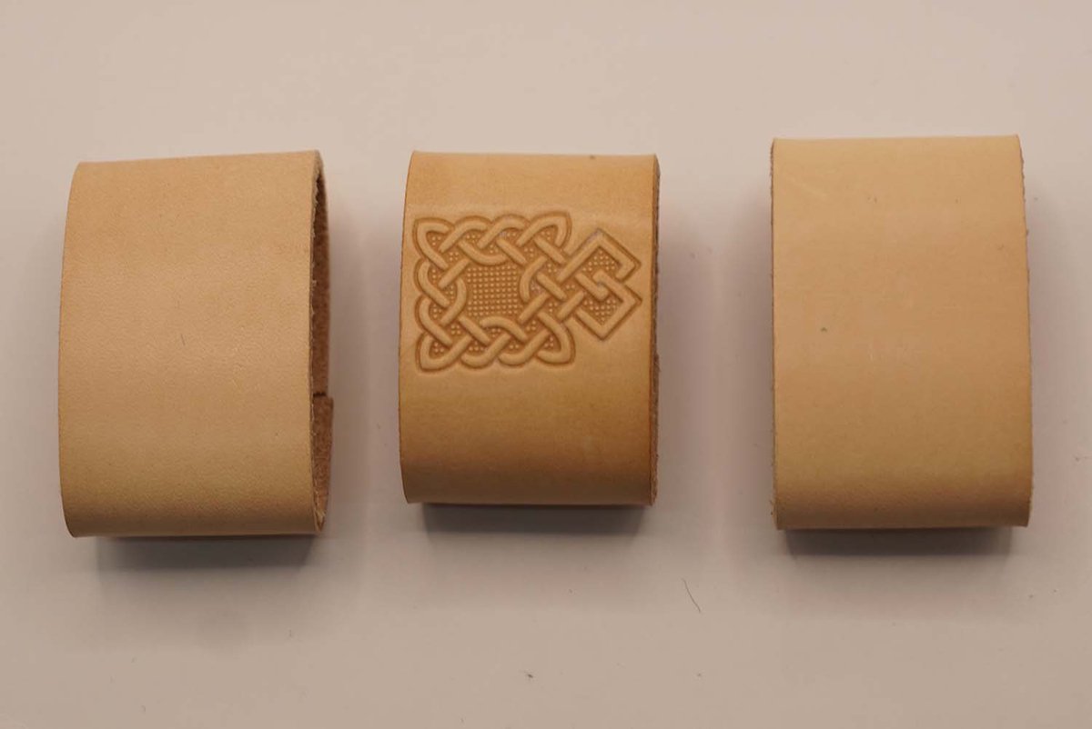 3 Lederen riem lusjes voor broekriem van 4 cm breed 2x uni, 1x eeuwige knoop in pijlvorm - riem lusjes die je zelf kunt verven - riem lusje vervangen omdat die verloren is - riem repareren met nieuw lusje - centuur lusje repareren - leer lusje