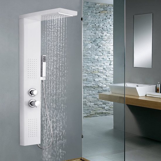 Wit douchepaneel in gebruik met regen- en watervalmodus, gemonteerd in een moderne badkamer met stenen muur.