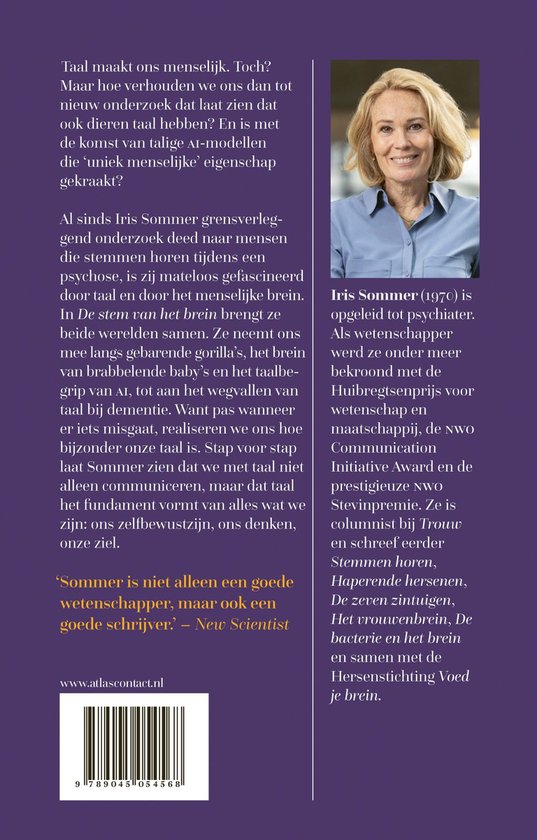 Portret van Iris Sommer, vrouw met blond haar en een blauwe blouse, met een boek in het Nederlands.