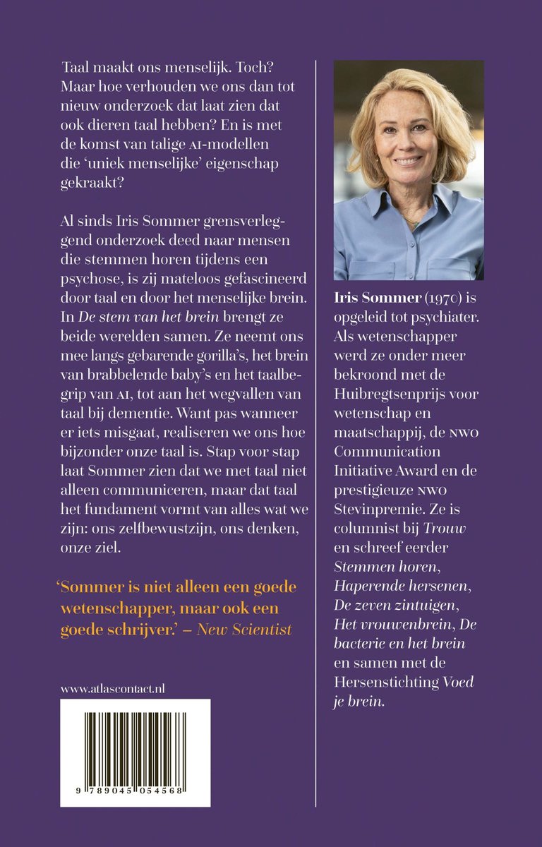 Portret van Iris Sommer, vrouw met blond haar en een blauwe blouse, met een boek in het Nederlands.