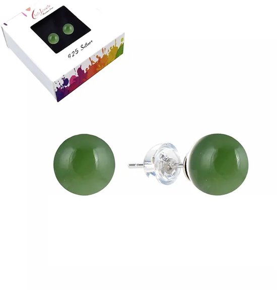 Ronde oorknoppen van groen nefriet met 925 zilveren sluiting, gepresenteerd in een doosje van Chili Jewels.