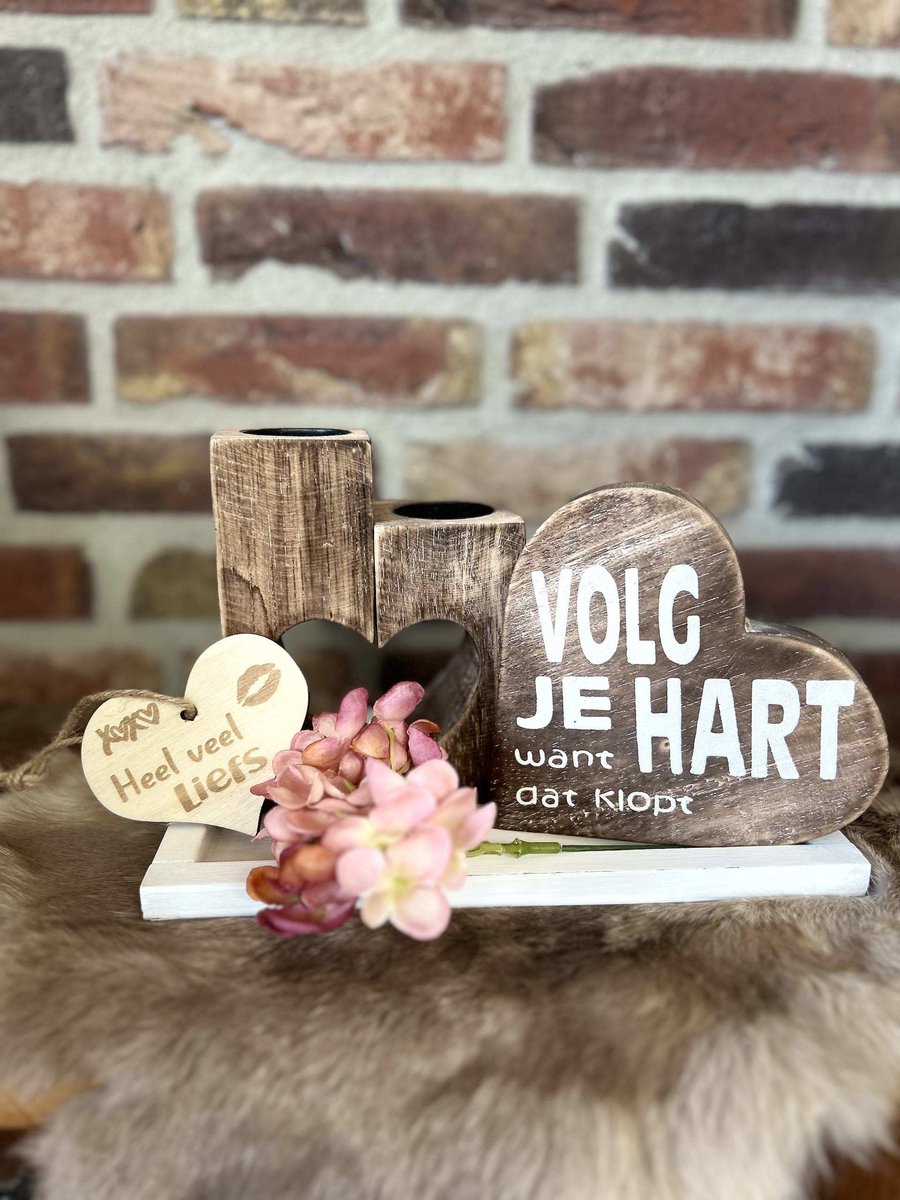 Creaties van hier – dienblaadje wit - hortensia bloem – waxinehouders in de vorm van een hart- teksthart volg je hart - met houten hartje