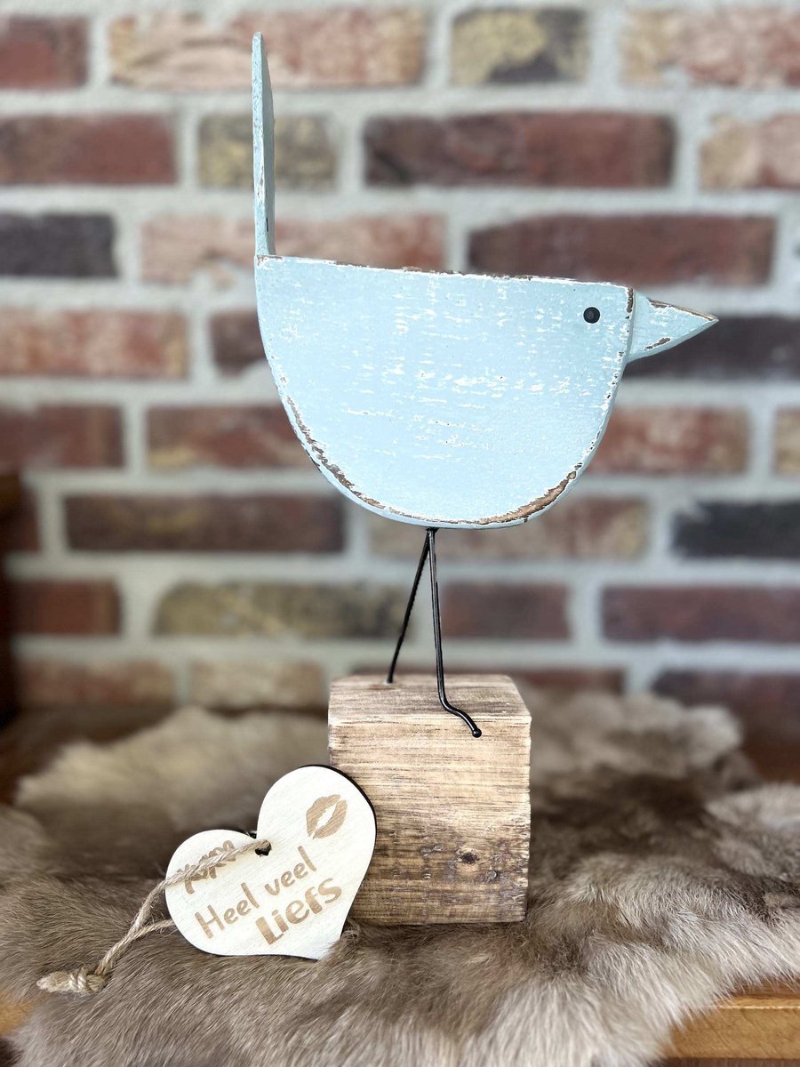 Creaties van hier – vogel op blok staart - 34x21cm - blauw - met houten hartje