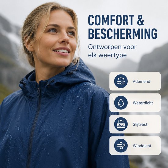 Vrouw in donkerblauwe regenponcho, met bergen op de achtergrond. Kenmerken: ademend, waterdicht, slijtvast, winddicht.