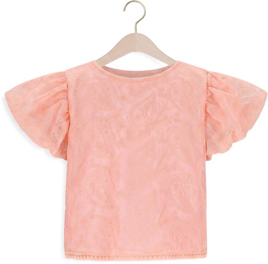 Lichtroze blouse met kantpatroon en pofmouwen.