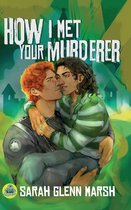Boekomslag: twee jonge mannen in een liefdevolle omhelzing voor een kasteel op de achtergrond. Titel: How I Met Your Murderer.