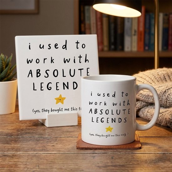 Witte mok en tegel met tekst 'i used to work with ABSOLUTE LEGENDS' en een gele ster met gezichtje.