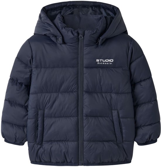 Donkerblauwe kinder winterjas met capuchon en opdruk 'STUDIO OUTDOORS'.