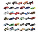 Een verzameling van 35 verschillende Hot Wheels speelgoedauto's, met diverse kleuren en modellen.