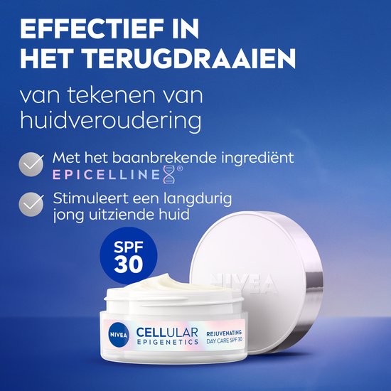 Potje NIVEA Cellular Epigenetics Dagcrème SPF 30 met een schepje crème ernaast, op een blauwe achtergrond.