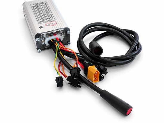 Zilverkleurige, geborstelde DC motorcontroller met zwarte, ronde kabel en diverse gekleurde connectoren. Rode remhendel zichtbaar.