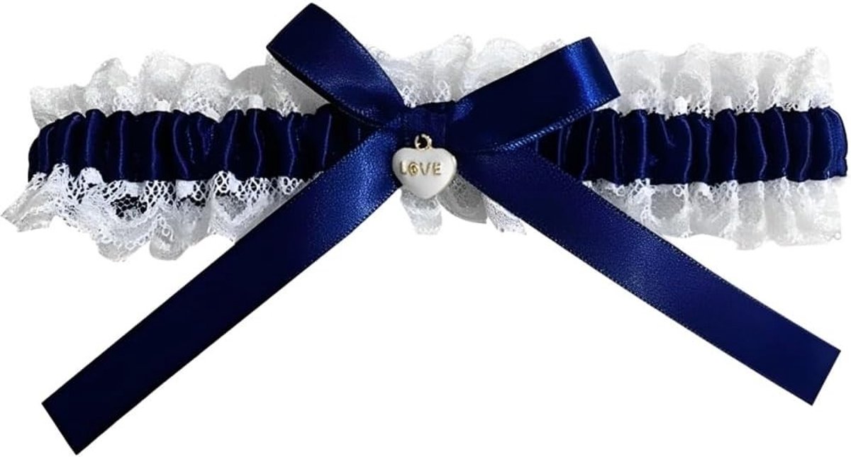 Elegante trouwkousenband in blauw en wit, handgemaakt met kant, strik en glinsterende steentjes, perfect voor de bruid