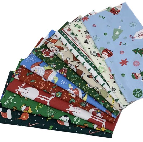 Kerststoffen uitgestald: kerstmannen, rendieren, kerstbomen, sterren en cadeautjes.