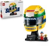 LEGO model van Ayrton Senna's helm, geel met blauwe en groene strepen, "HONDA", "NACIONAL" logo's. Met minifiguur.