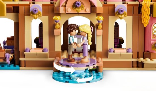 Lego Rapunzel en Flynn dansen in het pastelkleurige Disney kasteel. Draaiende dansvloer.