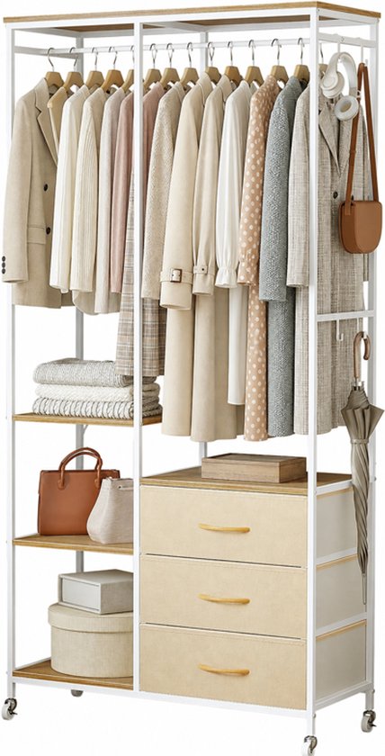 Wit metalen kledingrek met houten planken, drie beige lades, kledingstang met kleding en wieltjes.