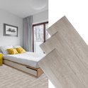 Lichte eikenhouten pvc-vloerplanken in een moderne slaapkamer.