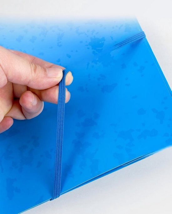 Hand die een blauwe map met watermerkpatroon vastpakt bij de elastische sluiting.