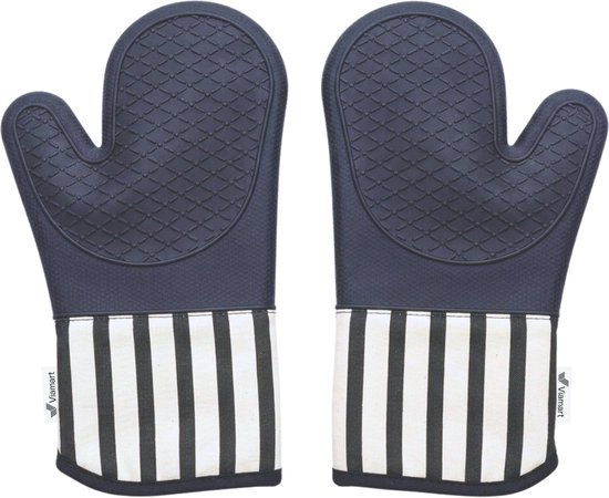 Paire de gants de cuisine gris avec texture antidérapante et poignet à rayures noires et blanches.