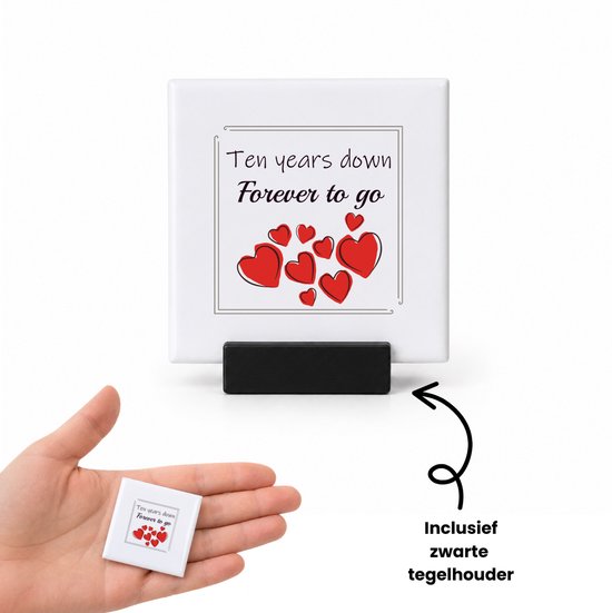 Petite tuile 'Ten years down Forever to go' avec des cœurs rouges, avec support de tuile noir et dans la main.