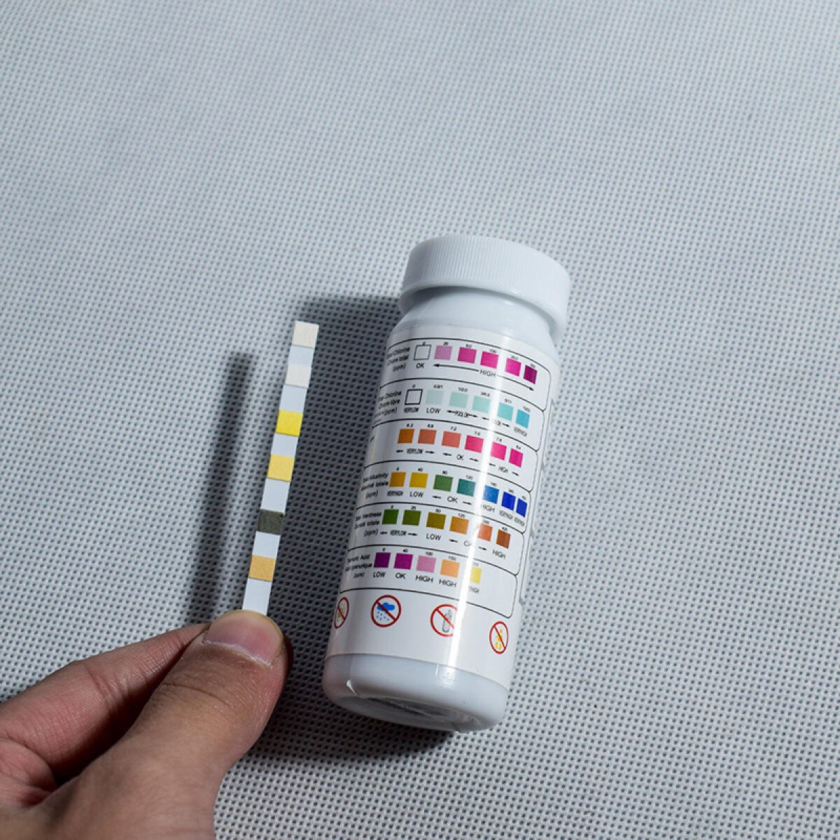 6-in-1 Watertester - 2 flessen - 100 Teststrips - Aquarium teststrips - Zwembad test strips - Waterkwaliteit - Zwembadonderhoud - voor het Totaal chloor, pH-waarde, restchloor, totale alkaliteit, totale hardheid，cyanuurzuurtestpapier